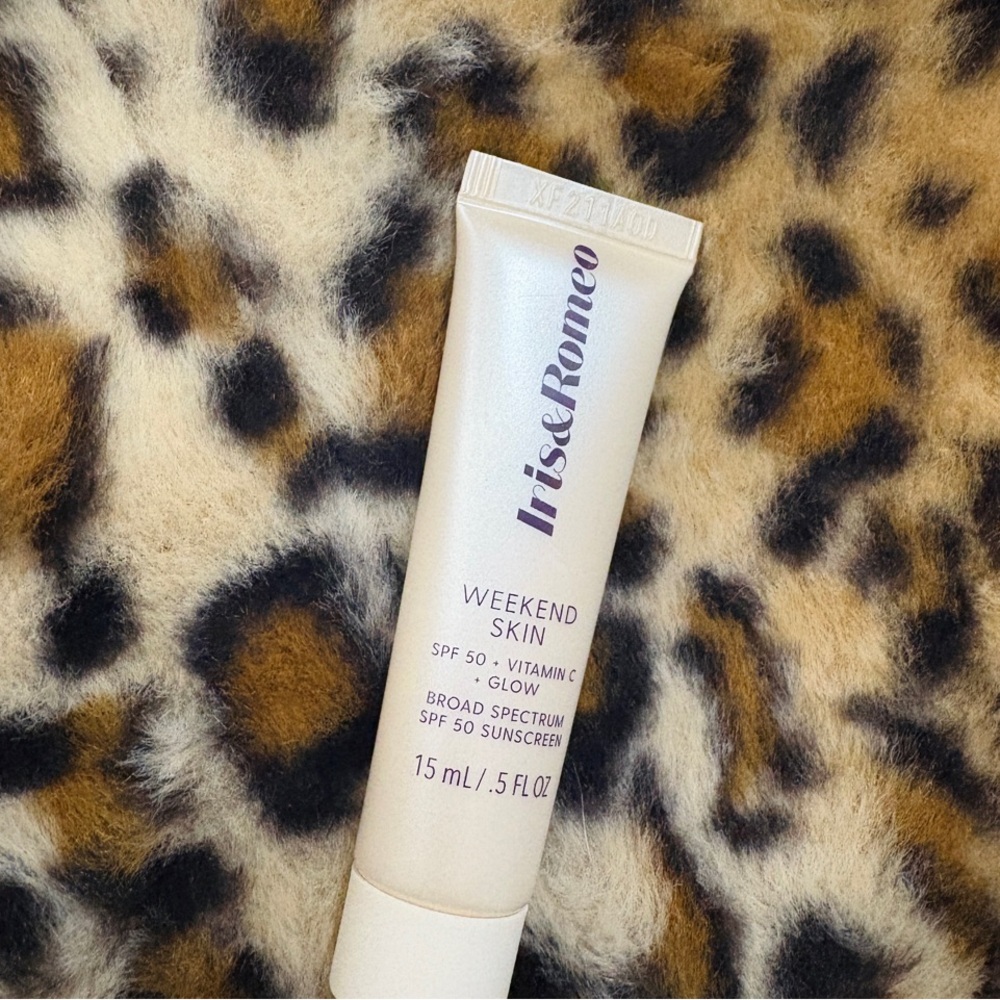 Weekend Skin Instant Glow Tinted Mineral
Sunscreen with Vitamin C + Niacinamide